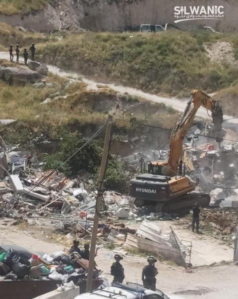 جرافات الاحتلال تهدم شقق سكنية تعود لعائلة نصار الحسيني في حي وادي قدوم ببلدة #سلوان.jpg