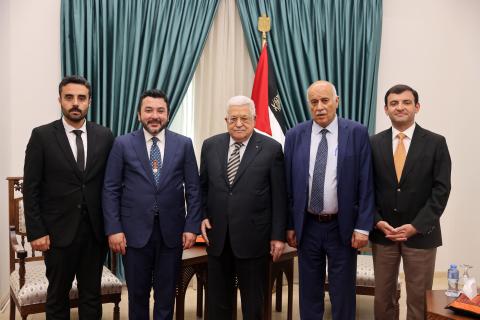 الرئيس محمود عباس خلال استقباله رئيس منتدى التعاون الإسلامي للشباب طه ايهان (تصوير - ثائر غنايم).jfif
