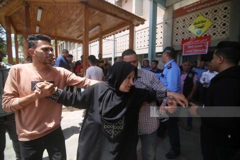 مواطنون ينقلون الجرحى خلال القصف الاسرائيلي على مدينة خان يونس جنوب قطاع غزة.jpg