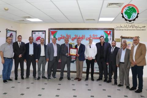 جمعية رجال الأعمال تزور المستشفى الميداني الأردني بغزة