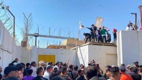 بغداد.. اقتحام سفارة السويد خلال وقفة منددة بالإساءة للقرآن.jpg