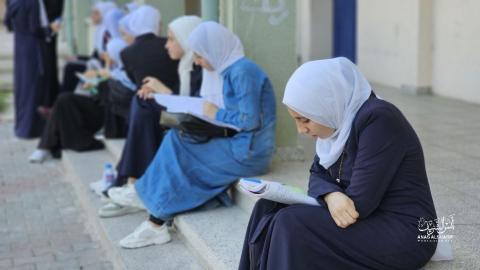 طلبة الثانوية العامة يتوجهون لمدارسهم، لأداء أول الامتحانات لعام 2023 - تصوير.. أنس الشريف 2.jpg