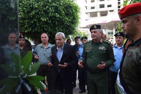 قلقيلية: المحافظ وممثلو الأجهزة الأمنية يضعون اكاليل الزهور على صرح الشهداء بمناسبة عيد الأضحى
