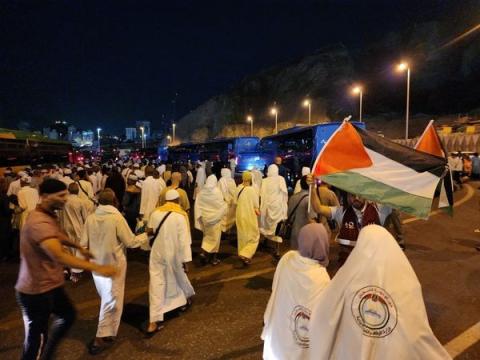 تُوفر حافلات لنقل الحجاج للحرم ذهاباً وإيابًا لأداء الصلوات الخمس.jpg