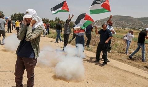 الاحتلال يعتدي على متظاهرين (Getty Images).jpg