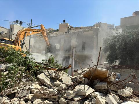 القدس: اجبار 5 عائلات على هدم مساكنها في واد قدوم  وهدم منزل واسطبل في واد الجوز واقتلاع 50 شجرة زيتون بحزما