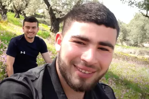 منفذا عملية "عيلي" خالد صباح مع مهند شحادة عُرفا بصداقتهما واهتمامهما بحفظ القرآن الكريم (مواقع التواصل)