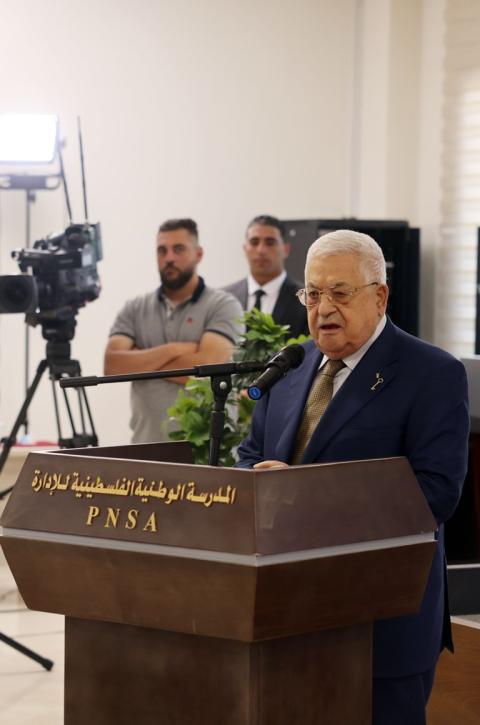 الرئيس محمود عباس ، أثناء زيارة المدرسة الوطنية الفلسطينية للإدارة  123.jpg