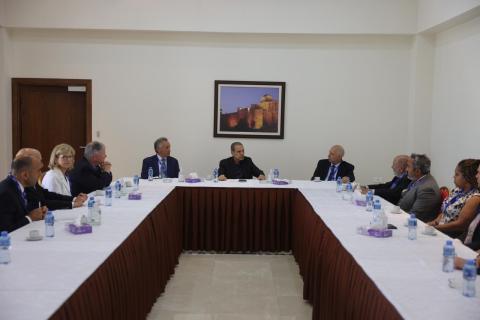 نبيل أبو ردينة، خلال لقائه وفدا ضم أعضاء الحزبين الجمهوري والديمقراطي في الكونغرس الأميركي.jfif