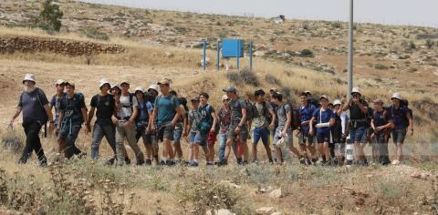 جولات استفزازية لمجموعة من المستوطنين في مسافر يطا جنوب الخليل.jpg