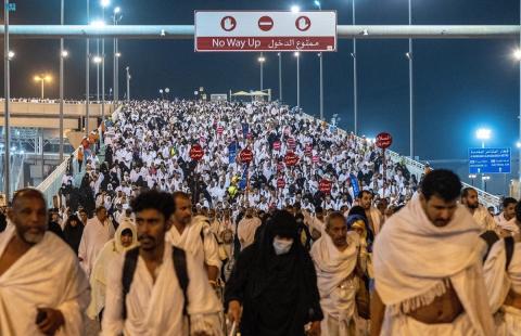 الحجاج يرمون جمرة العقبة، تأسّيًا واتباعًا للرسول الكريم صلى الله عليه وسلم..jpg