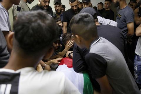 وداع الشهيد فارس عبد المنعم حشاش (19 عاما) في مستشفى رفيديا الحكومي.jpg