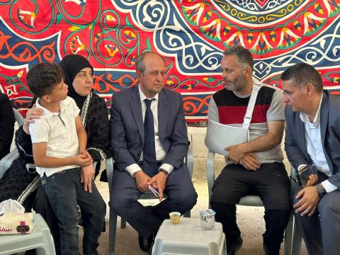 هادي عمرو يقدم واجب العزاء بالطفل محمد التميمي