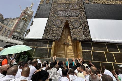 يؤدّي مئات آلاف الحجاج اليوم الأحد  طواف القدوم  حول الكعبة المشرفة (الأناضول).jpg