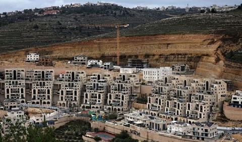عمال بناء في مستوطنة