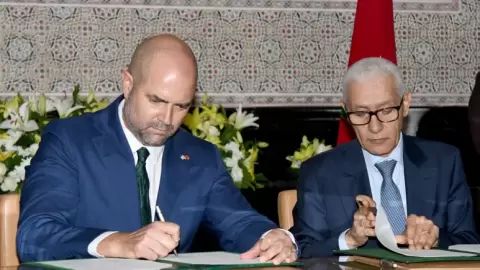 رئيس البرلمان المغربي رشيد الطالبي العلمي (يمين) ورئيس الكنيست الإسرائيلي أمير أوحانا يوقعان الوثائق في الرباط، 8 يونيو 2023.   -    AFP.webp