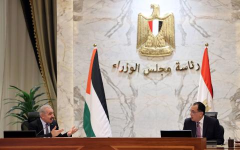 أشتية (يسار) يلتقي نظيره المصري مصطفى مدبولي في القاهرة 31 مايو (د.ب.أ).jpeg
