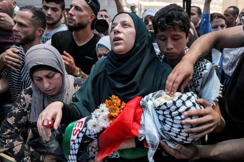 رام الله - تشييع جثمان الشهيد الطفل محمد هيثم التميمي (3 أعوام) من قرية النبي صالح إلى مثواه الأخير