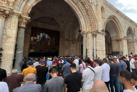 عشرات الآلاف يؤدون صلاة الجمعة في المسجد الأقصى