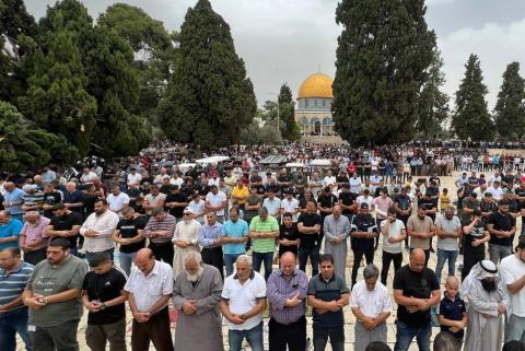 عشرات الآلاف يؤدون صلاة الجمعة في المسجد الأقصى