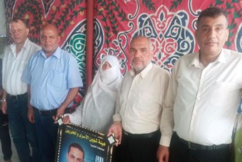 وفد من هيئة الاسرى بغزة يزور منزل الاسير محمد القاضي