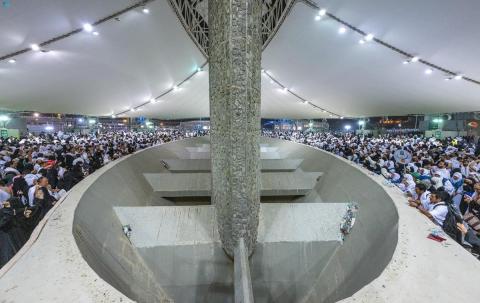 الحجاج يرمون جمرة العقبة، تأسّيًا واتباعًا للرسول الكريم صلى الله عليه وسلم. 3.jpg