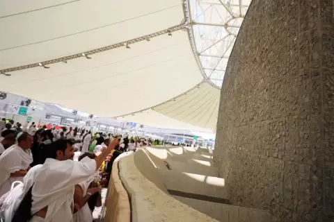 الحجاج يبيتون ليالي التشريق في منى ويرمون الجمرات (رويترز).webp