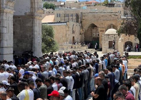 عشرات الآلاف يؤدون صلاة الجمعة في المسجد الأقصى المبارك 9.jpg