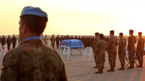 عناصر في الجيش اللبناني وقوة اليونيفيل المنتشرة في جنوب لبنان خلال مراسم تأبين جندي ايرلندي قضى في حادث في مطار بيروت في 18 كانون الاول/ديسمبر 2022 - انور عمرو / اف ب