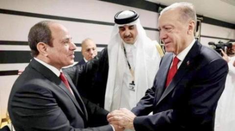 مصافحة الرئيسين المصري والتركي بحضور أمير قطر على هامش افتتاح كأس العالم نوفمبر الماضي (الرئاسة المصرية).jpeg