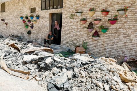 يتفقدان الأضرار التي أعقبت عملية عسكرية إسرائيلية في جنين (رويترز).jpeg