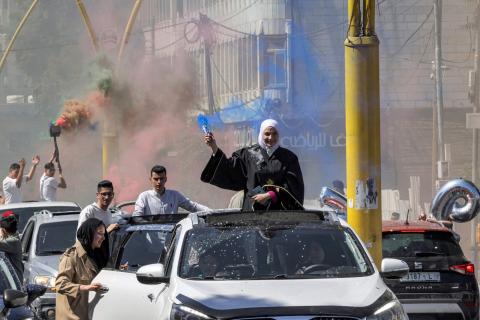 احتفالات الناجحين بالتوجيهي في الخليل.. (الفرنسية) 21.jpg
