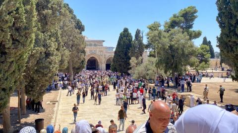 أكثر من 50 ألف مصل أدوا صلاة الجمعة في المسجد الأقصى المبارك.jpg