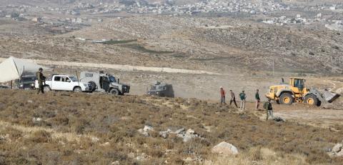 مستوطنون يجرفون 15 دونما وينصبون خياما في منطقة خلة طه جنوب غرب الخليل (تصوير - مشهور وحواح-وفا).jfif