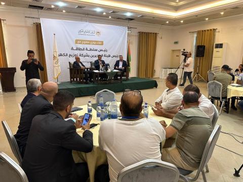 المكتب الإعلامي الحكومي ينظم لقاء حواري مفتوح مع رئيس سلطة الطاقة ورئيس هيئة المديرين بشركة توزيع الكهرباء. 1.jpg