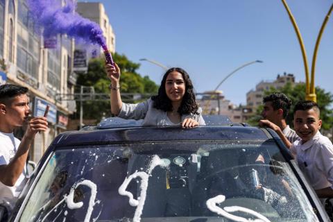 احتفالات الناجحين بالتوجيهي في الخليل.. (الفرنسية) 1.jpg