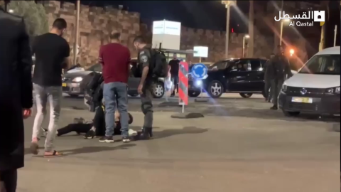 القدس: اعتقال شاب من باب العمود والاعتداء على آخر في على  حاجز الزعيم