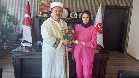 سيدة أوكرانية تعيش في تركيا تعتنق الإسلام.jpg