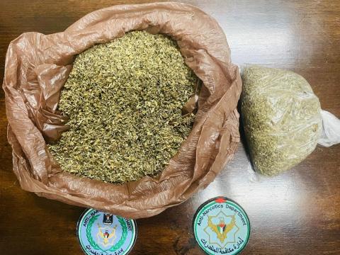 الشرطة تقبض على تاجر مخدرات وتضبط بحوزته مواد يشتبه أنها مخدرة في جنين