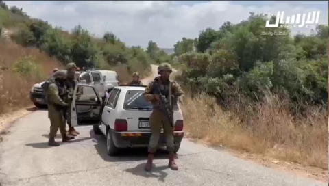 بالفيديو اعتقال مُسن بعد الاعتداء عليه بالضرب داخل مركبته في رام الله