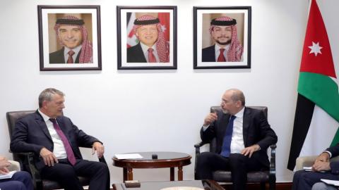 نائب رئيس الوزراء وزير الخارجية وشؤون المغتربين أيمن الصفدي خلال لقائه المفوض العام لوكالة الأمم المتحدة لإغاثة وتشغيل اللاجئين الفلسطينيين (أونروا) فيليب لازاريني. (وزارة الخارجية).jpeg