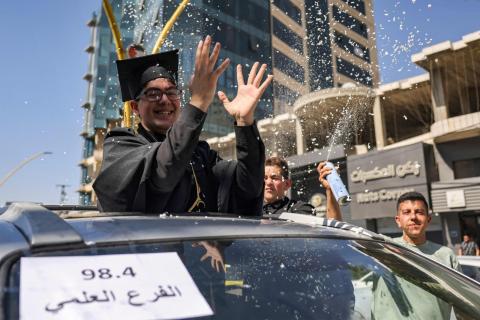 احتفالات الناجحين بالتوجيهي في الخليل.. (الفرنسية).jpg