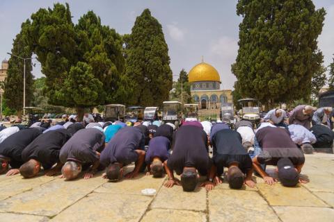 عشرات الآلاف يؤدون الصلاة في الأقصى