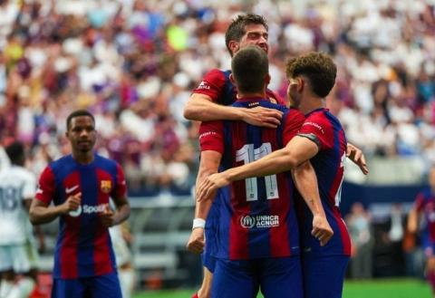 مهاجم نادي برشلونة فيران توريس يحتفل مع زملائه (رويترز).jpg