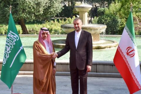 لقاء جمع الشهر الماضي وزير الخارجية السعودي فيصل بن فرحان (يسار) بنظيره الإيراني أمير عبد اللهيان في طهران (الأناضول).jpg