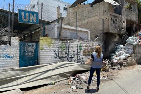 نائب المفوض العام لوكالة الأمم المتحدة لغوث وتشغيل اللاجئين الفلسطينيين  الأونروا ، ليني ستينسيث، خلال الجولة التفقدية في مخيم جنين (تصوير - محمد منصور- وفا) 1.jfif