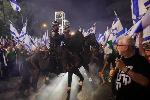 الآلاف يتظاهرون في تل أبيب احتجاجا على خطة إضعاف القضاء 5.jpg