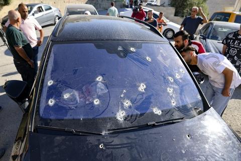 آثار رصاص الاحتلال على المركبة التي كان يستقلها الشهيد فوزي مخالفة (18 عاما) في بلدة سبسطية شمال غرب نابلس (تصوير- أ ف ب).jpg