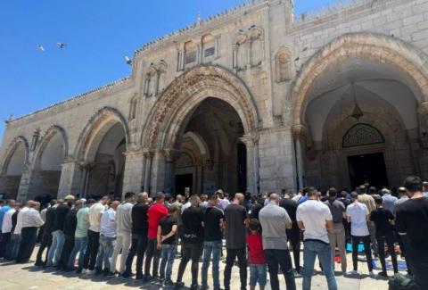 عشرات الآلاف يؤدون صلاة الجمعة في رحاب المسجد الأقصى المبارك