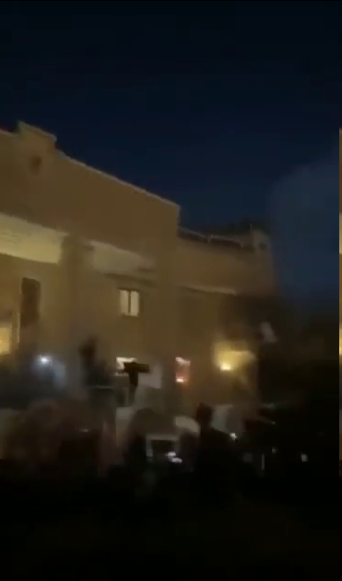 بالفيديو مئات المحتجين يقتحمون السفارة السويدية في بغداد ويشعلون النيران فيها